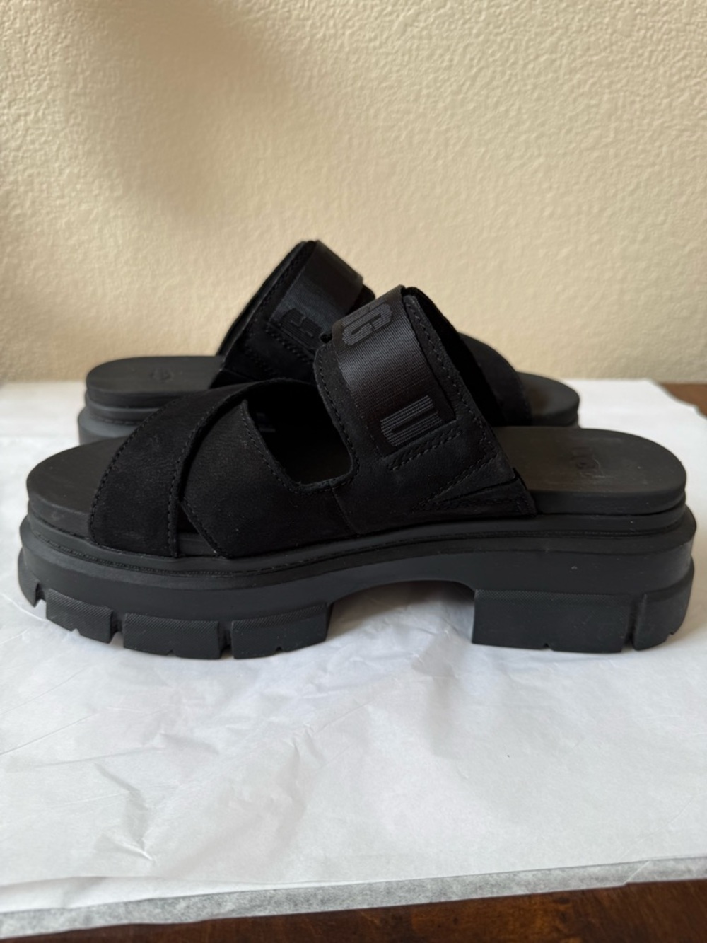 UGG Ashton Slide Platform Sandals Black Suede Size 9 EUC - Picture 6 of 14